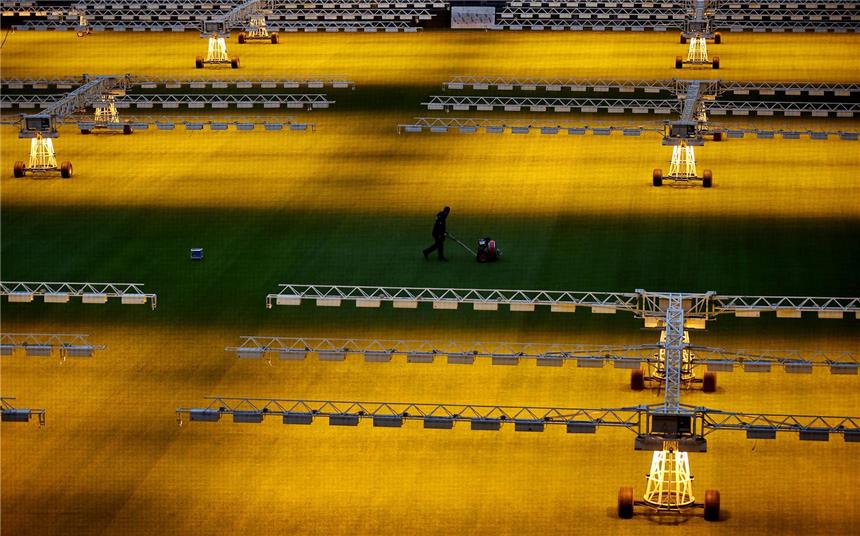 Was tun, wenn die Sonne nicht scheint? Mit Hilfe der Rasenbeleuchtung soll im Signal-Iduna-Park das Wachstum des Rasens gefördert werden.