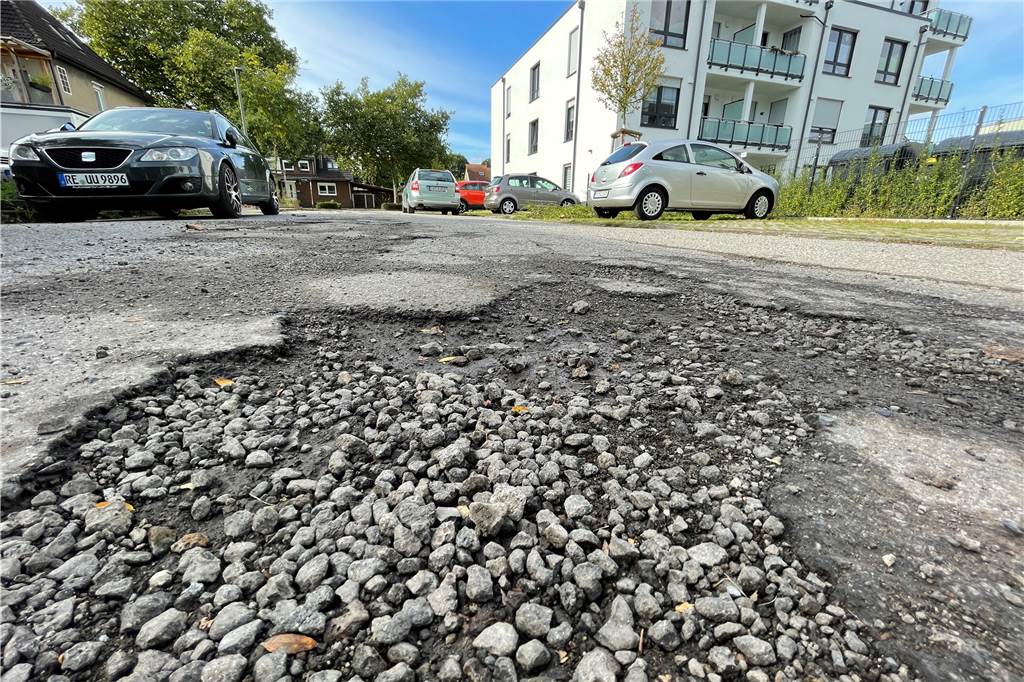 Rechtsanwalt klärt auf: Lohnt sich ein Rechtsstreit im Schlagloch-Fall? Was tun, wenn ein Auto in einem Schlagloch zu Schaden kommt? Der Jurist meint, Städte würden schnell versuchen, ihre Haftung abzuwimmeln.