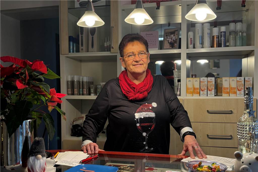 Im Salon Wewers: „Komm, wir gehen zu Ulla Haare schneiden!“ Ursula Wewers steht hinter Theke im Salon Wewers