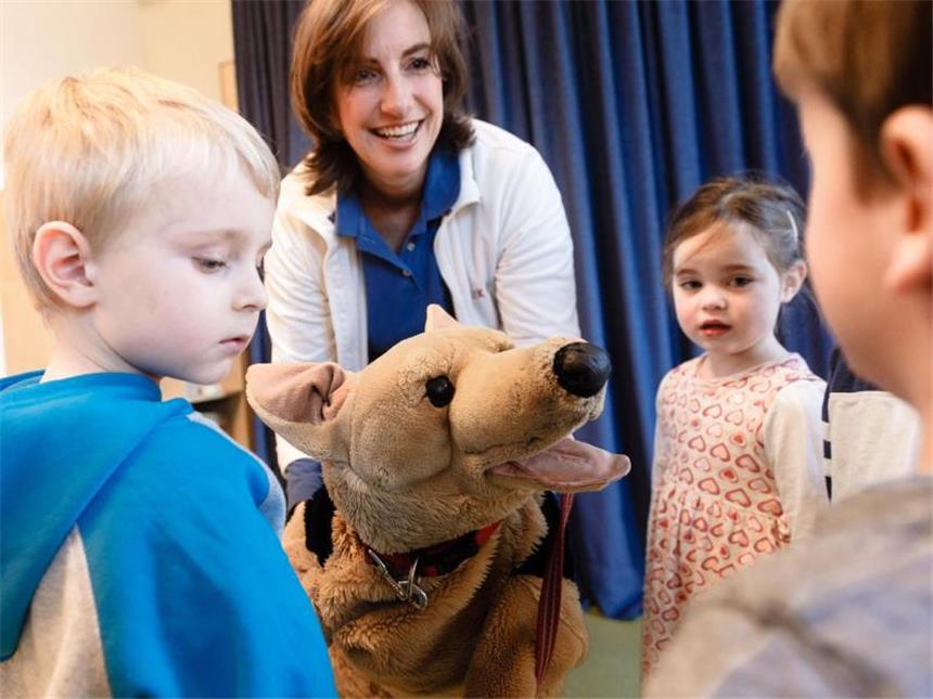 Kindern den Umgang mit Hunden beibringen Was verrät die Körpersprache eines Hundes? Inga Benecke präsentiert das in ihrem Kurs erst einmal an einem Stoffhund. Foto: Markus Scholz