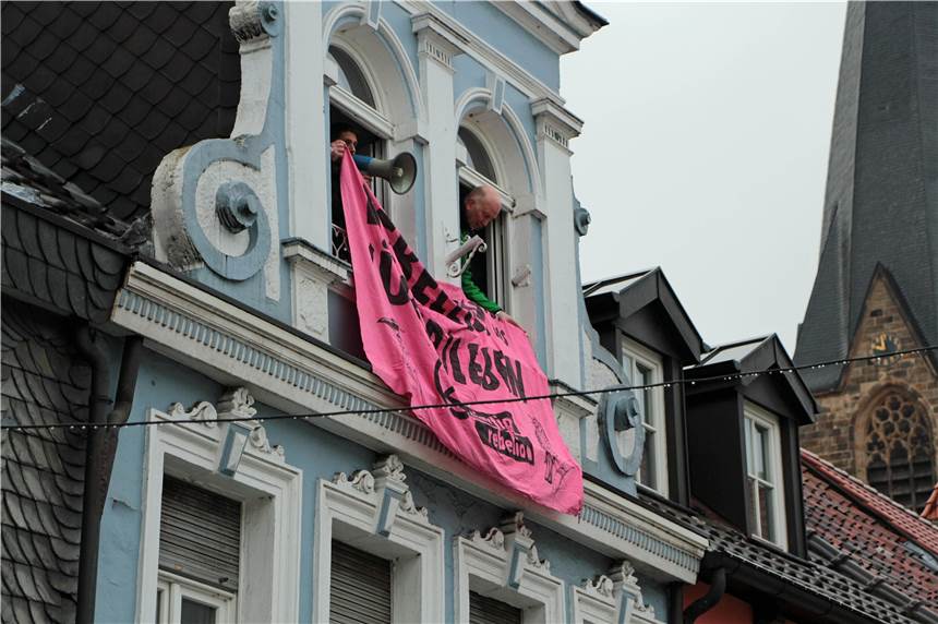Darum schauten die Wochenmarkt-Besucher am Freitag zum Hussel-Haus hoch Was war denn da los um Punkt 10 Uhr am Hussel-Haus am Marktplatz Werne?