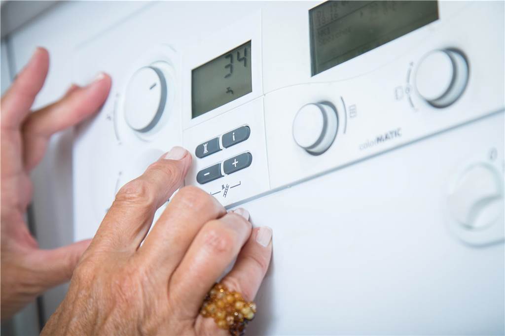 Elektrogeräte könnten teurer werden: Händler schätzen neues Gesetz ein Hände stellen eine Waschmaschine ein.