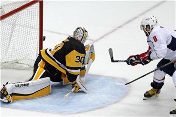 Washington-Star Alexander Owetschkin (r) war der Matchwinner gegen die Pittsburgh Penguins. Foto: Gene J. Puskar/AP
