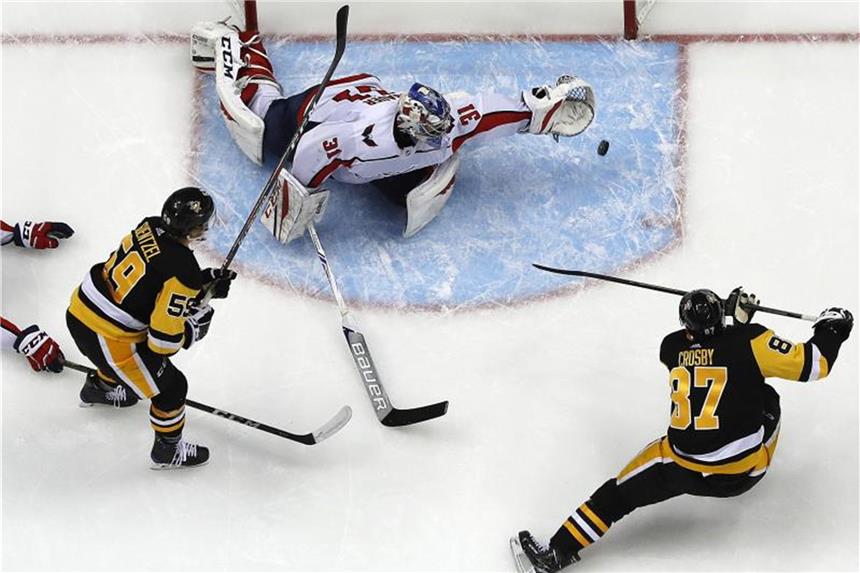 NHL: Grubauer gewinnt Divisions-Titel mit Washington Washingtons Torwart Philipp Grubauer wehrt einen Schuss von Pittsburghs Superstar Sidney Crosby ab. Foto: Gene J. Puskar/AP