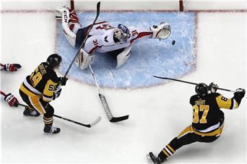 Washingtons Torwart Philipp Grubauer wehrt einen Schuss von Pittsburghs Superstar Sidney Crosby ab. Foto: Gene J. Puskar/AP