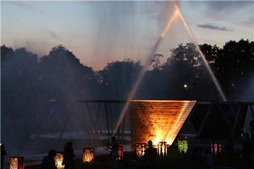 Wasser aus Lippe und Kanal vereinte sich über dem Polder-Pavillon.