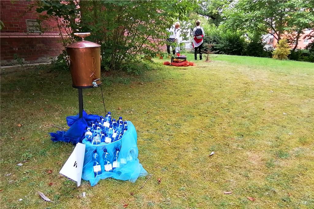 Dortmunder Traditions-Kirmes: „Lebenslos“ statt einer Niete an der Bude Wasser hat im christlichen Leben - etwa bei der Taufe - eine zentrale Bedeutung: "Lebenswasser" in Flaschen löscht auf der Kirmes durstige Kehlen.