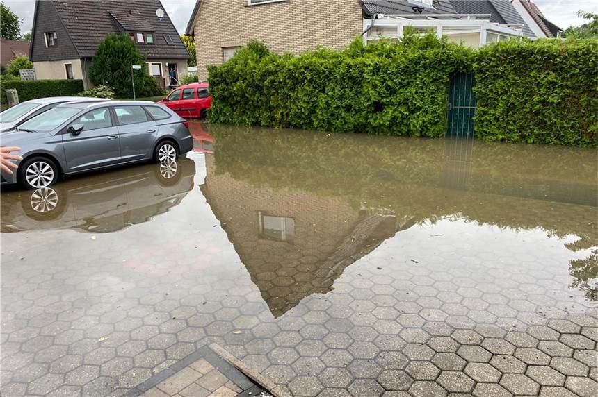 Unwetter in Lünen: Feuerwehr fährt 200 Einsätze, Lage unter Kontrolle Wasser in Niederaden: Der Ortsteil und der gesamte Lüner Süden waren besonders betroffen.