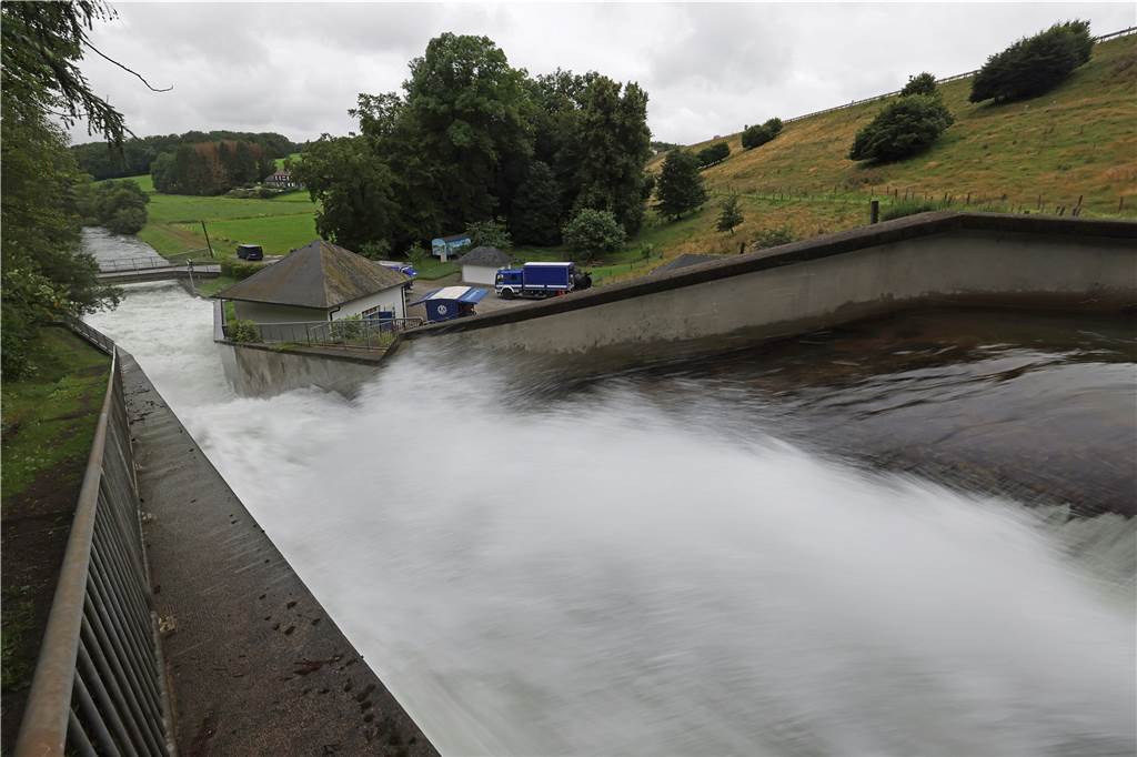 Unwetter in NRW: Zahl der Toten steigt, über Tausend Menschen werden noch vermisst – Liveblog Wasser läuft an der Bevertalsperre ab. Nach massiven Regenfällen mußten etwa 1500 Menschen in Hückeswagen im Bergischen Land ihre Wohnungen verlassen. Betroffen war vor allem der Stadtteil Kleineichen unterhalb der Bevertalsperre.
