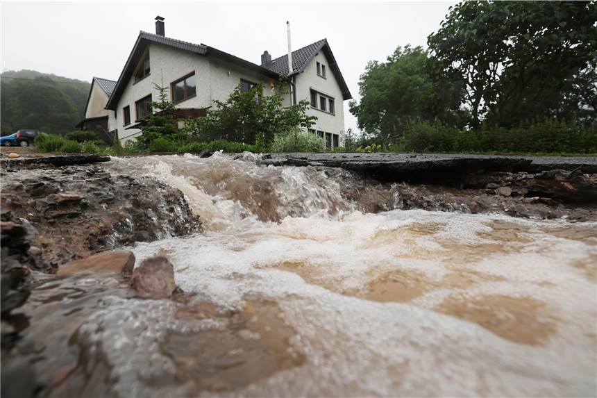 Bürgermeister Stockhoff: „Helfen ist wichtig, aber bitte koordiniert“ Wasser läuft bei Heimbach an einem Haus vorbei den Hang hinunter. Viele Dorstener wollen Opfern des Hochwassers mit Spenden helfen.