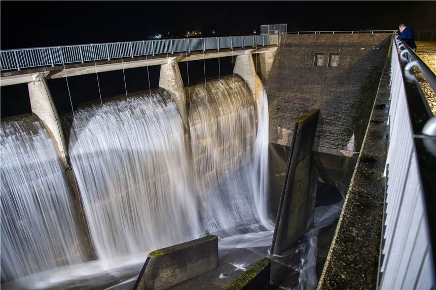 Wegen Hochwasserfluten: Sondersitzung des NRW-Kabinetts - Rurtalsperre läuft über Wasser läuft im Überlauf der Rurtalsperre ab. Die Rurtalsperre läuft infolge der immensen Regenmengen bei Unwettern in Nordrhein-Westfalen nun über.