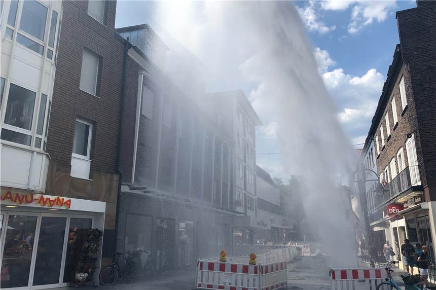 Mitten in der Innenstadt gab‘s eine kalte Dusche - die Dorstener waren begeistert Wasser marsch aus der Wasserleitung in der Essener Straße - die Begeisterung war groß.