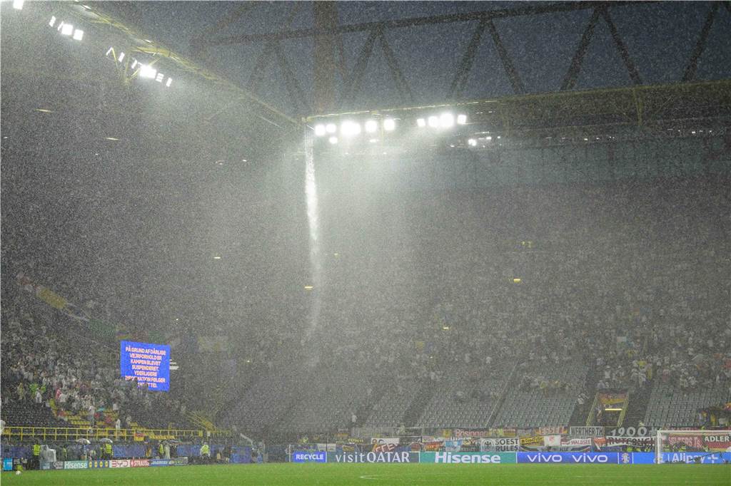 Wasserfälle im BVB-Stadion während der EM: Wie sich Dortmund künftig dagegen wappnen will Regenmassen fließen vom Stadiondach in Dortmund auf die Tribüne.