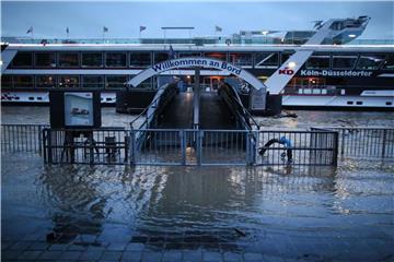 Wasser überflutet in Köln das Rheinufer. Foto: Oliver Berg