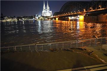 Wasser umspült die Rheinpromenade in Köln. Foto: Henning Kaiser