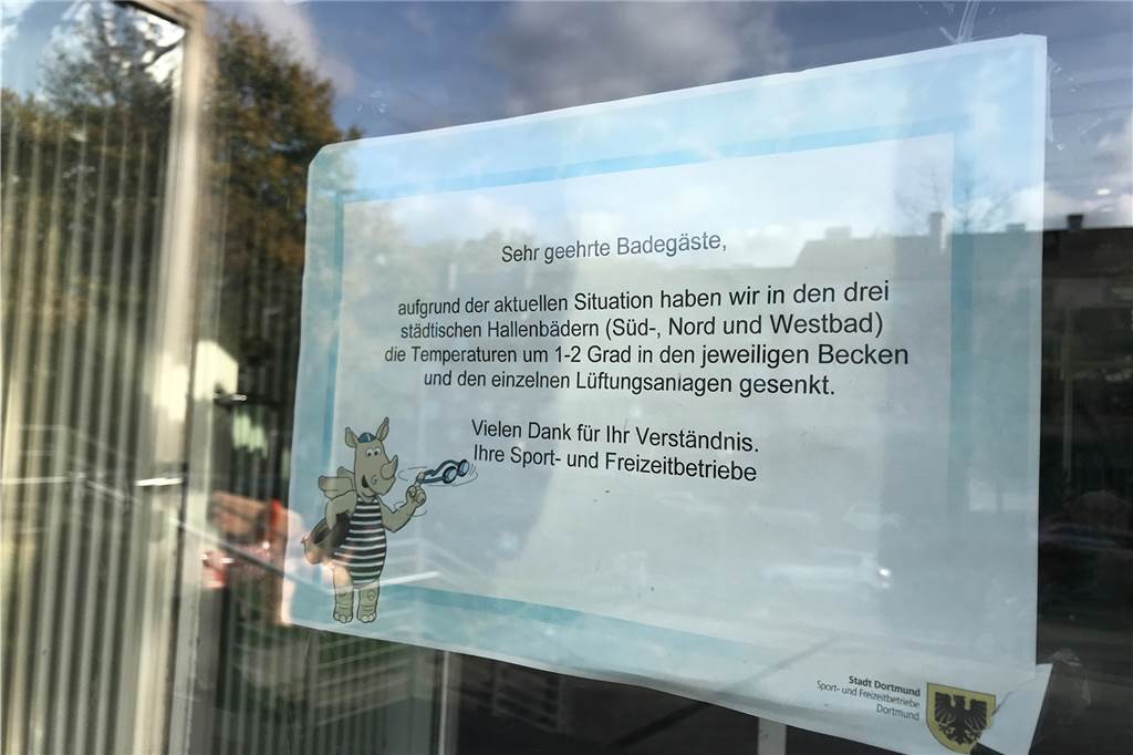 Schwimmbäder kälter als in anderen Städten: "Ab in die heiße Badewanne" Wasser und Luft sind jetzt kälter. Dieses Schild hängt seit längerem am Eingang zum Südbad. Auf wie viel Grad abgesenkt wurde, steht allerdings dort nicht.