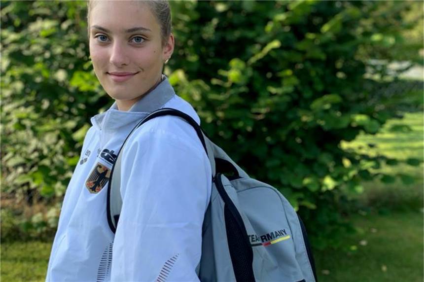 „Richtig cool“: Kim Büchter trainierte mit der Nationalmannschaft in Griechenland Wasserballerin Kim Büchter war mit ihrem Rucksack der deutschen Nationalmannschaft in Griechenland.