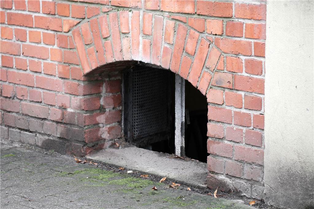 Rauch aus Kellerfenster in Brambauer: Nachbarn wählen den Notruf Wasserdampf kam aus diesem Kellerfenster und weil der für die Nachbarn wie Rauch aussah, riefen sie die Feuerwehr.