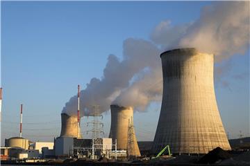 Wasserdampf steigt aus dem Atomkraftwerk Tihange auf. Foto: Oliver Berg/Archiv