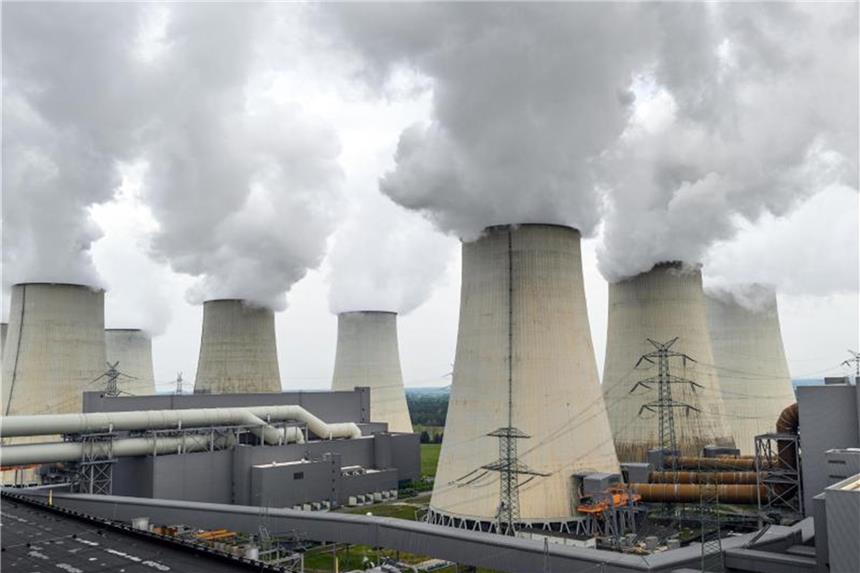 Ostbeauftragter fordert von Kohlekommission „Signal“ Wasserdampf steigt aus den Kühltürmen des Braunkohlekraftwerks Jänschwalde der Lausitz Energie Bergbau AG (LEAG). Foto: Patrick Pleul