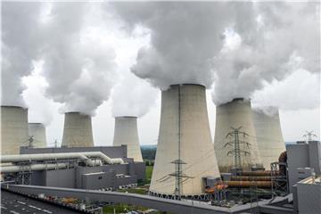 Wasserdampf steigt aus den Kühltürmen des Braunkohlekraftwerks Jänschwalde der Lausitz Energie Bergbau AG (LEAG). Foto: Patrick Pleul/Illustration