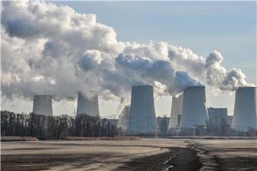 Wasserdampfschwaden steigen aus den Kühltürmen des Braunkohlekraftwerkes Jänschwalde auf. Der Ausstoß von Kohlendioxid aus der Verbrennung von Kohle, Öl und Gas ist in der Europäischen Union weiter gestiegen. Foto: Patrick Pleul