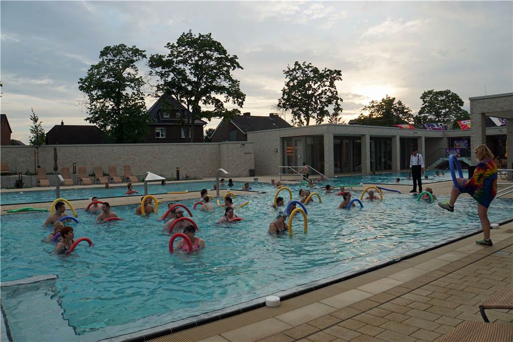 Solebad Werne: Hippies schwitzen beim Peace and Love-Aufguss Wassergymnastik im Solebad Werne.