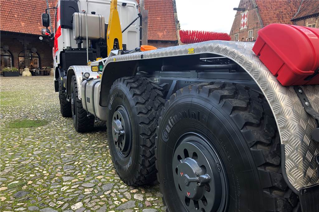 Technik aus Raesfeld und Dorsten hilft bei Waldbränden (mit Video) Wasserhöhen von 1,10 Meter kann der Tatra-Truck durchfahren.