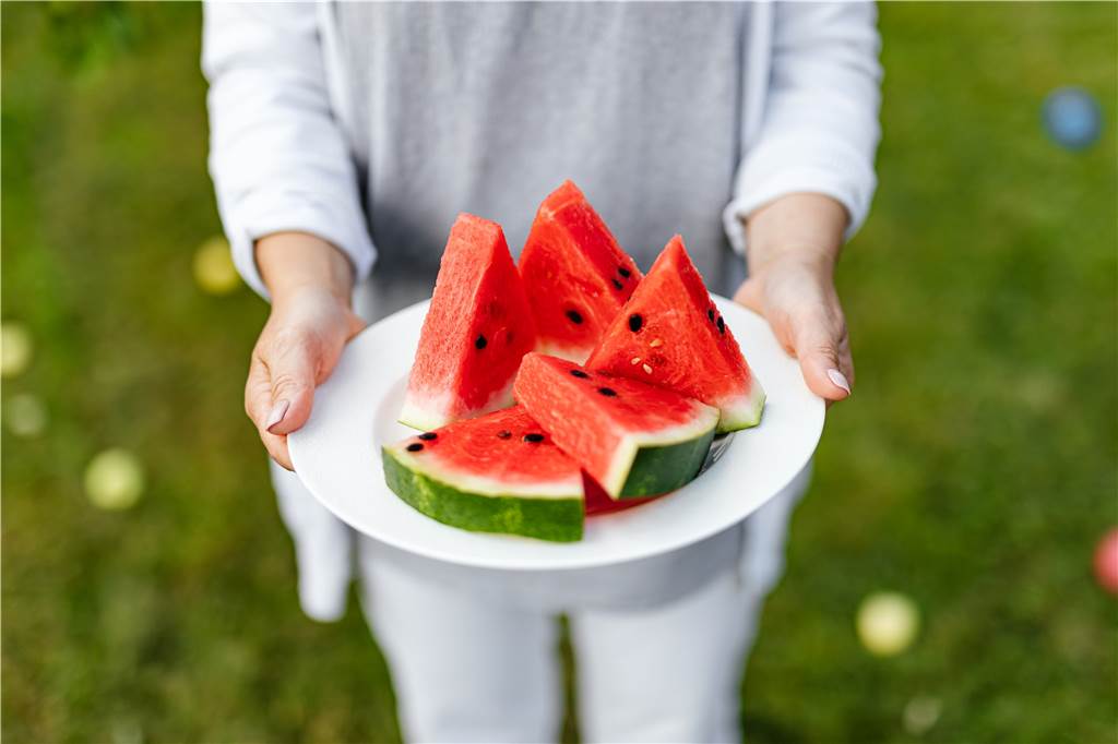 Abwechslung beim Grillen: 8 Sommersalate mit dem gewissen Pfiff Wassermelone ist nicht zwangsläufig ein Dessert.