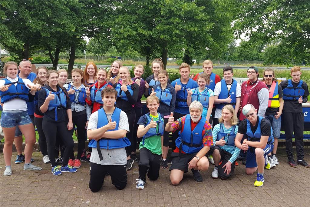 Wassersport hat Bert Baesgen vielen Schülern nahegebracht. Von 1993 bis 2003 hat er eine Kanu-Arbeitsgemeinschaft an der Schule angeboten. Dabei lernten die Schüler im Hallenbad Eskimorollen. Zudem organisierte Baesgen regelmäßig Kanufahrten auf der Lippe. Im Jahr 2017 stiegen Schüler in ein Drachenboot. Unterstützung bekam Baesgen auch von der Kanu-Weltmeisterin Jule Hake, einer ehemaligen Schülerin.