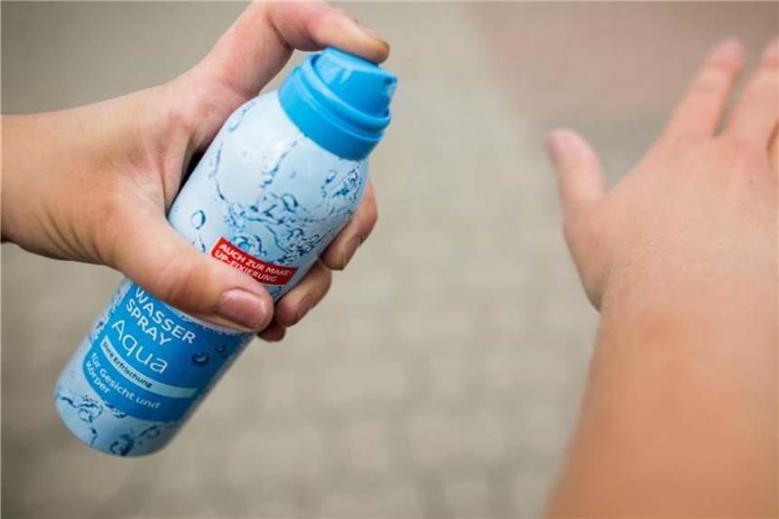 Wassersprays haben zwar einen spürbaren Erfrischungseffekt, sind aber wenig ressourcenschonend. Foto: Christoph Schmidt/dpa