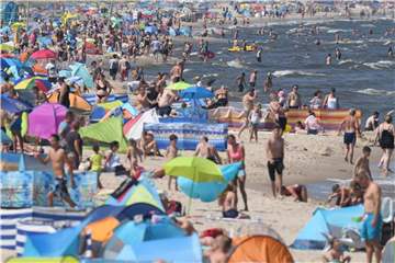 Wassertemperaturen um die 23 Grad locken zahlreiche Badegäste an die Strände der Ostseeinsel Usedom. Foto: Stefan Sauer