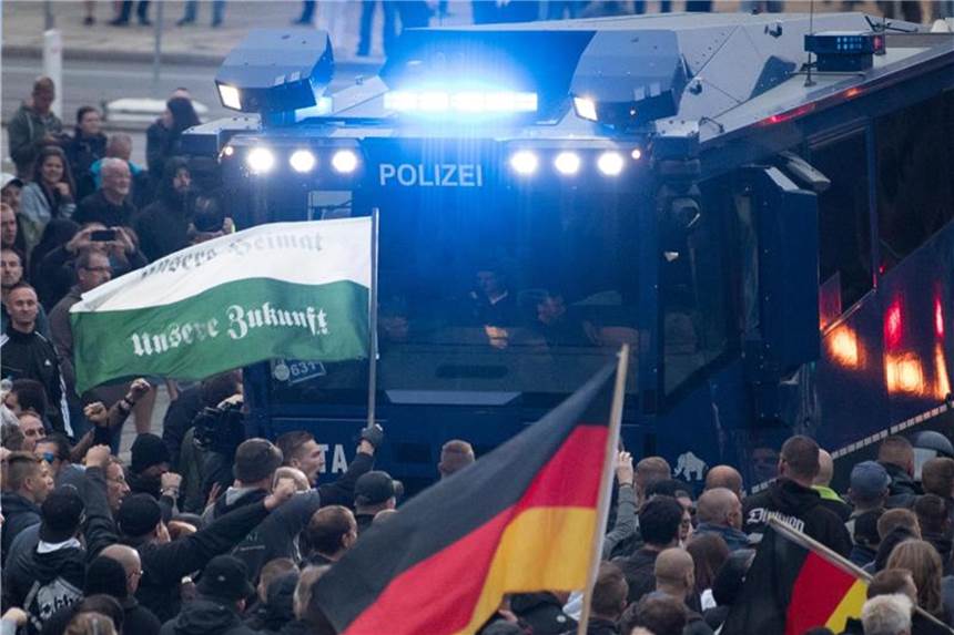 Wasserwerfer bringen sich bei der Demonstration von AfD und Pegida in Stellung. Foto: Ralf Hirschberger
