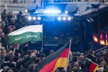 Wasserwerfer bringen sich bei der Demonstration von AfD und Pegida in Stellung. Foto: Ralf Hirschberger
