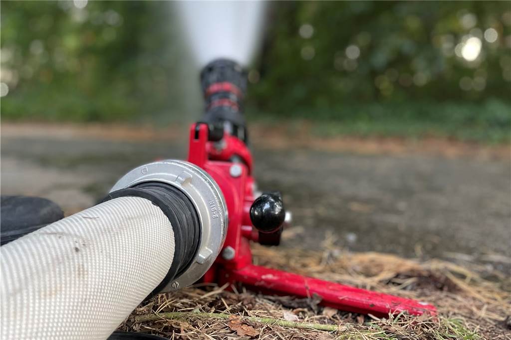 Szenario Vegetationsbrand: Olfener Feuerwehr übt im Eversumer Wald Wasserwerfer und auch klassische Geräte wie Feuerpatschen hat die Feuerwehr für Vegetationsbrände im Gepäck.
