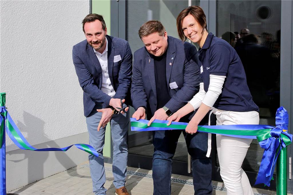 Gelsenwasser weiht neue Ausbildungswerkstatt im Wasserwerk ein Wasserwerkleiter Heiko Döring, Bürgermeister Andreas Stegemann, und Annika König, Personalleiterin Gelsenwasser) (v.l.) durchschnitten symbolisch das Band zur Werkstatt bei der offiziellen Eröffnung.