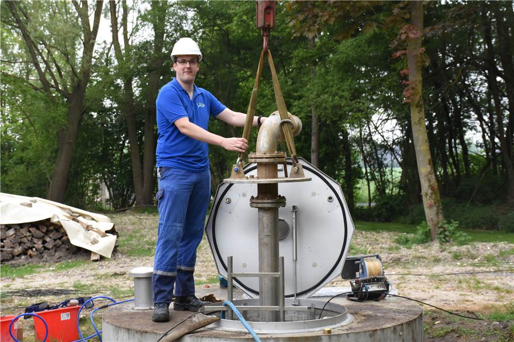 SVS nimmt neuen Trinkwasserbrunnen in Betrieb – das Problem bleibt Wasserwerkstechniker Daniel Terehchte lässt die sanierten Teile des Brunnens wieder in die Erde.