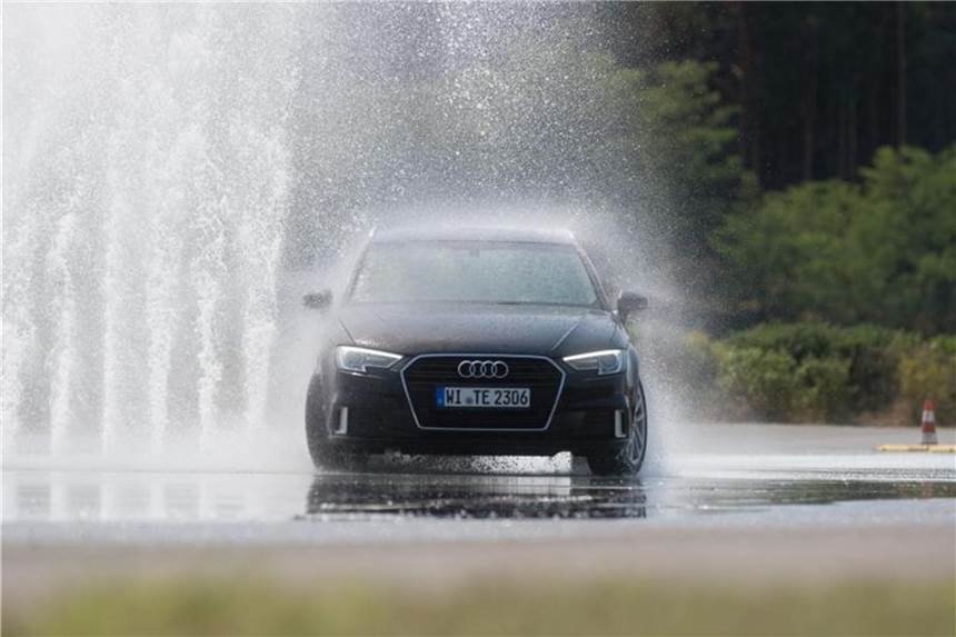 Übungen beim Fahrsicherheitstraining Waterworld: Mit Hilfe von Wasser und verschiedenen Untergründen lassen sich unter anderem nasse bis eisglatte Straßenbeläge und Hindernisse simulieren. Foto: Klaus-Dietmar Gabbert