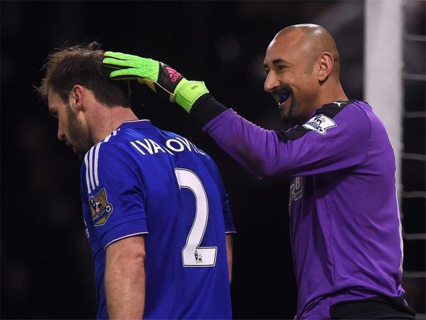 Chelsea tritt auf der Stelle: Nur 0:0 beim FC Watford Watfords Keeper Heurelho Gomes (r) fährt nach einer Parade Gegenspielr Branislav Ivanovic vom FC Chelsea durch die Haare. Foto Will Oliver Foto: Will Oliver