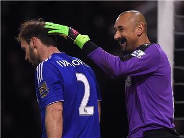 Watfords Keeper Heurelho Gomes (r) fährt nach einer Parade Gegenspielr Branislav Ivanovic vom FC Chelsea durch die Haare. Foto Will Oliver Foto: Will Oliver