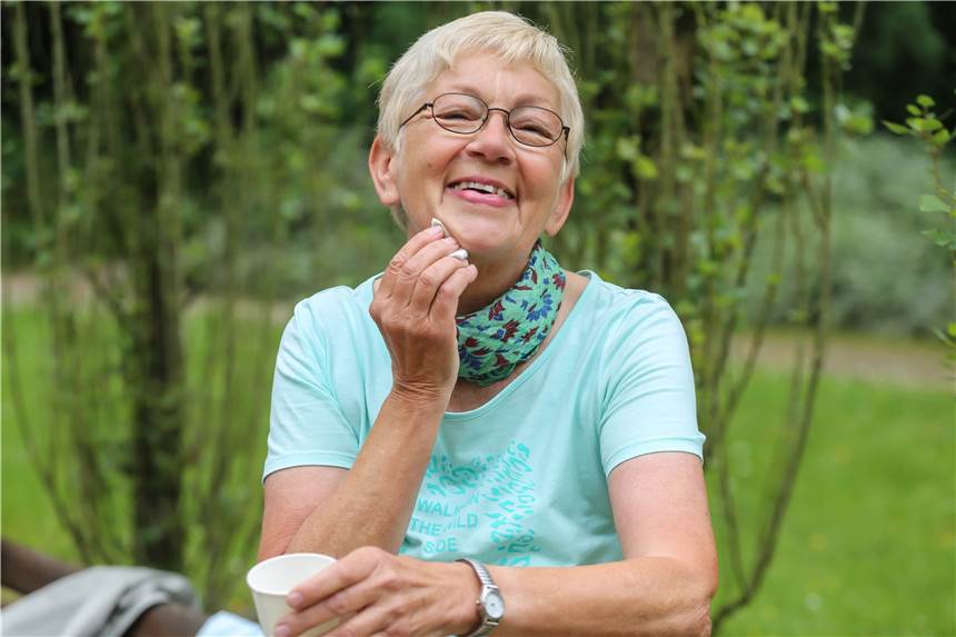 Unterwegs mit Senioren, die sich mit Qigong und Walking weiter fit halten Watte und Holunder-Wasser sind Brigitte Raddatz‘ Geheimrezept gegen Falten.