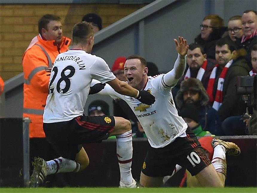 Rooney trifft für ManUnited gegen Klopp - Arsenal torlos Wayne Rooney (R) schoss Manchester United zum 1:0-Sieg über Liverpool. Foto: Peter Powell