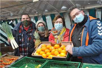 Wechsel am Gemüsestand auf dem Lüner Wochenmarkt: Annika Fränzer (2.v.l.) mit Partner Thomas Hanses (l.) führen den Marktstand in dritter Generation weiter. Thomas und Monika Fränzer können jetzt einen Gang zurückschalten.