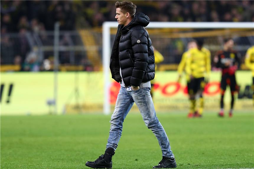 Gespräche mit Passlack - Favre sondiert den BVB-Kader Wechsel zu Huddersfield Town geplatzt: Erik Durm.