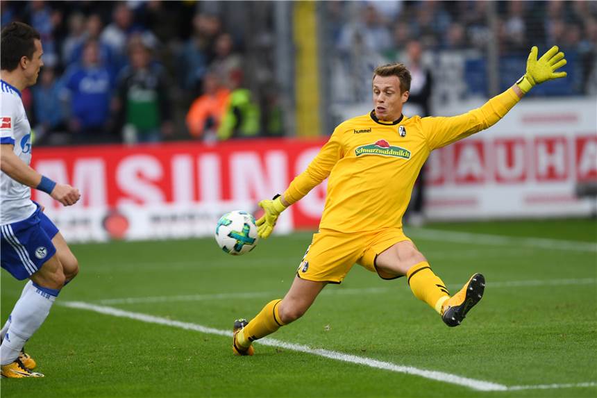 Schalke 04 auf Torwartsuche: Die Spur zu Schwolow wird immer heißer Wechsel zu Schalke steht möglicherweise kurz bevor: Torhüter Alexander Schwolow vom SC Freiburg.