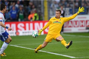 Wechsel zu Schalke steht möglicherweise kurz bevor: Torhüter Alexander Schwolow vom SC Freiburg.