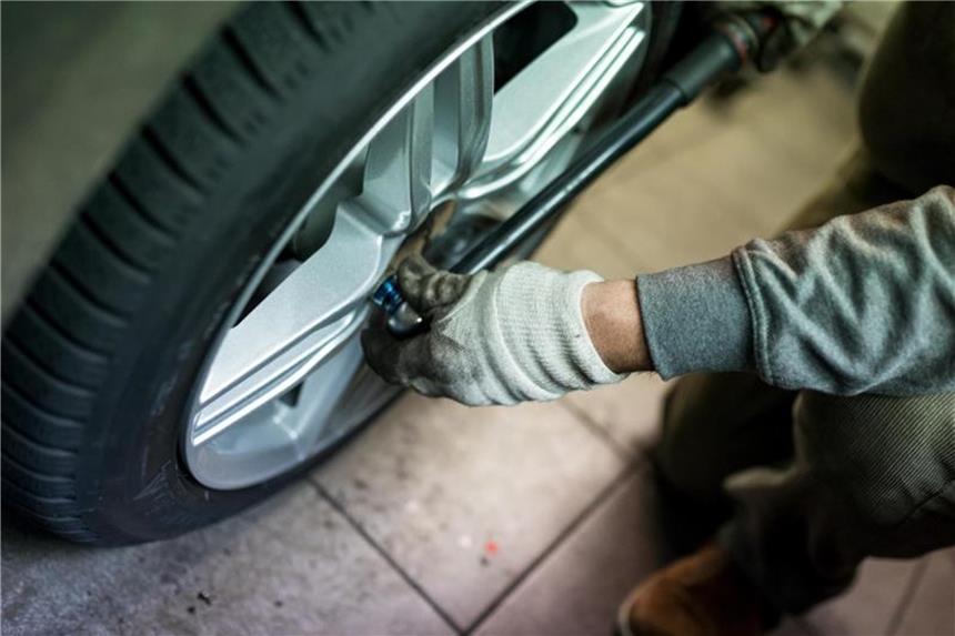 Frühjahrskur fürs Auto - Zehn Tipps für den Saisonstart Wechselrat fürs Winterrad: Wenn sich die Temperaturen dauerhaft bei mindestens sieben Grad eingependelt habten, raten Experten dazu, die Sommerreifen aufzuziehen. Foto: Alexander Heinl