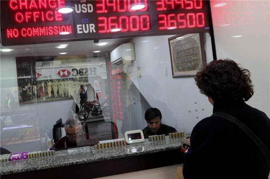 Türkische Lira trotz Zinserhöhung wieder auf Talfahrt Wechselstube in Istanbul: Trotz Zinserhöhung ist die Türkische Lira wieder auf Talfahrt gegangen. Foto: Sedat Suna/EPA/Archiv