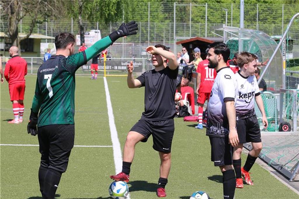 Schiri-Chaos in Bockum-Hövel: Verspätung kostet Weddinghofen Punkte Mehrere Spieler des VfK Weddinghofen stehen wartend am Spielfeldrand