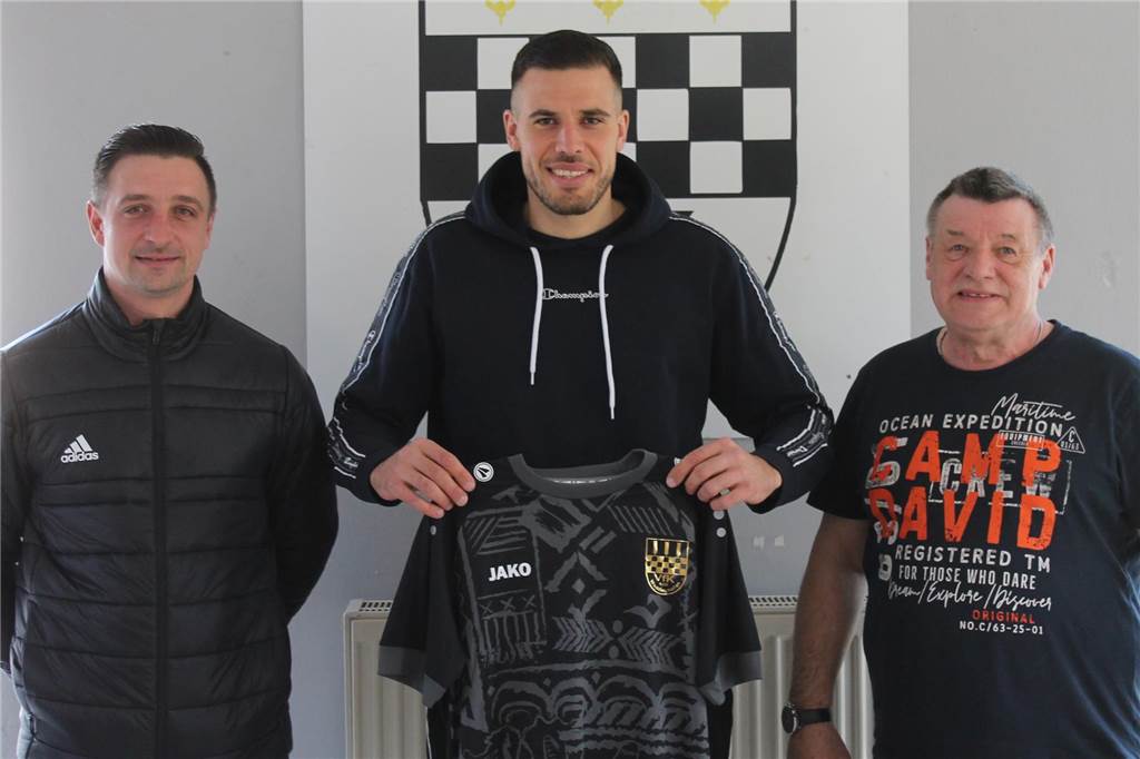 VfK Weddinghofen holt nächsten Spieler eines Nachbarn: TuRa verliert wichtigen Defensivspieler Weddinghofens Trainer Stefan Feldmann und Vorsitzender Manfred Frieg (r.) präsentieren den nächsten Neuzugang, Ilias Mitat (Mitte).